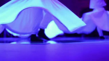 Sufi derviş dansçılarının bir sema töreni.