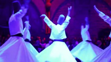 Sufi derviş dansçılarının bir sema töreni.