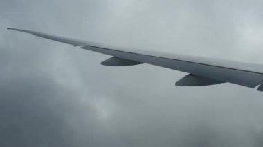 Uçağın kanadıyla gökyüzü penceresinden görüş