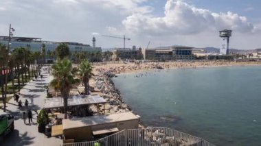 Barselona sahilinin ufuk çizgisinin zamanı ve gezinti güvertesindeki turistler