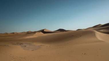 Merzouga 'daki kum tepeleri Fas' taki Sahara Çölü 'nde.