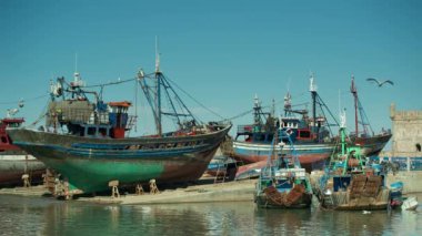 Deniz kıyısındaki Essaouira, Fas 'ta balıkçı tekneleri.