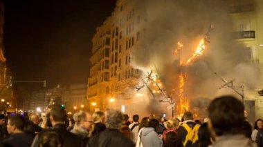 Las Fallas 'ın Valencia' daki son gecesi. Heykellerin yakıldığı yer. 