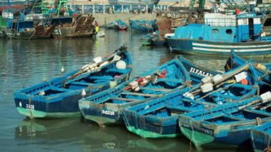 Deniz kıyısındaki Essaouira, Fas 'ta balıkçı tekneleri.