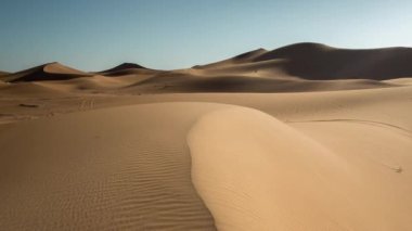 Merzouga 'daki kum tepeleri Fas' taki Sahara Çölü 'nde.