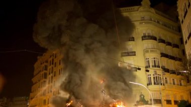 Las Fallas 'ın Valencia' daki son gecesi. Heykellerin yakıldığı yer. 