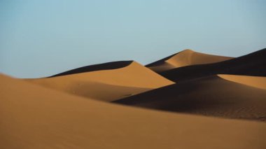 Merzouga 'daki kum tepeleri Fas' taki Sahara Çölü 'nde.