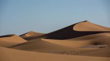 Merzouga 'daki kum tepeleri Fas' taki Sahara Çölü 'nde.