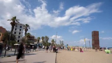 BARCELONA - AĞUSTOS 2024 - Barselona plaj siluetinin zamanlaması ve gezinti güvertesindeki turistler