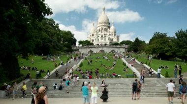 Paris 'teki Sacre Coeur Katedrali' nin merdivenlerde turistlerle manzarası 