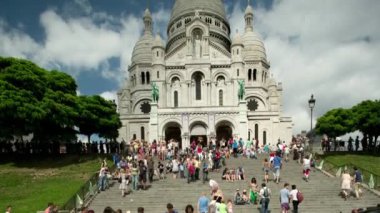 Paris 'teki Sacre Coeur Katedrali' nin merdivenlerde turistlerle manzarası 