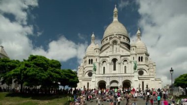Paris 'teki Sacre Coeur Katedrali' nin merdivenlerde turistlerle manzarası 