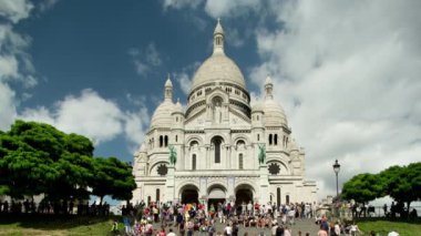 Paris 'teki Sacre Coeur Katedrali' nin merdivenlerde turistlerle manzarası 