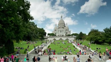 Paris 'teki Sacre Coeur Katedrali' nin merdivenlerde turistlerle manzarası 