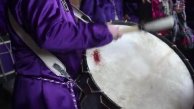 İspanya 'nın İspanyol şehri Calanda' da, Paskalya 'da üç gün boyunca insanların sürekli davul çaldığı yerde.