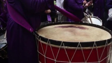 İspanya 'nın İspanyol şehri Calanda' da, Paskalya 'da üç gün boyunca insanların sürekli davul çaldığı yerde.