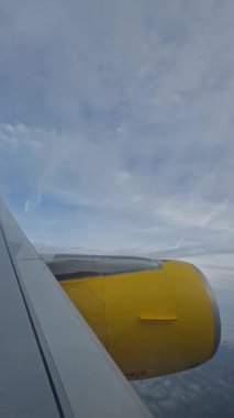 Uçağın kanadı dikey olarak çekilmiş bir şekilde gökyüzü penceresinden görüntü