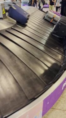 Bagaj atlıkarıncaya bir uçak geliyor. 