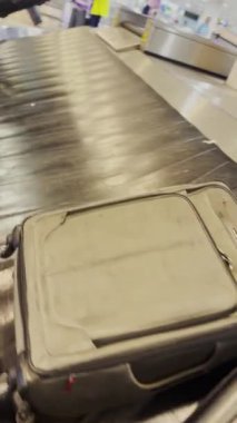 Bagaj atlıkarıncaya bir uçak geliyor. 