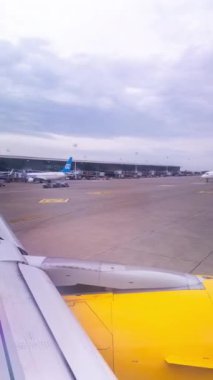 Uçağın kanadı dikey olarak çekilmiş bir şekilde gökyüzü penceresinden görüntü