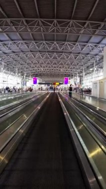 Havaalanı terminalinde dikey yürüyen yolcular