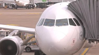 Uçak kalkışa hazırlanıyor.