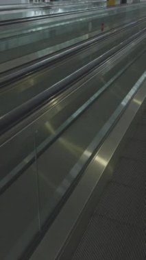 Havaalanı terminalinde dikey yürüyen yolcular