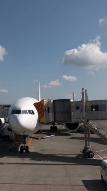 Uçağın kalkış zamanı dikey olarak hazırlanıyor.