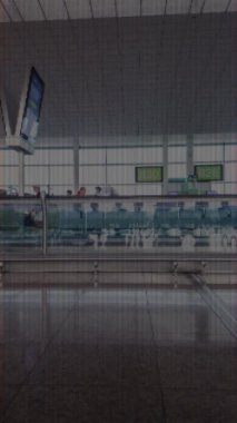 Havaalanı terminalinde dikey yürüyen yolcular