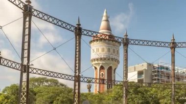 Barselona 'daki süslü eski su kulesinin zaman çizelgesi 