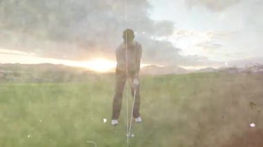 Eski film efektiyle dünya klasında bir golf sahasında profesyonel golfçü.