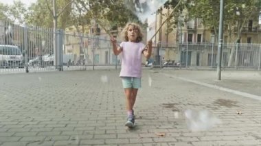 Sabunlu sıvıdan baloncuk yapan tatlı bir çocuk.