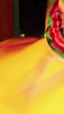 Dikey giyinmiş geleneksel Meksikalı dansçıya yaklaş.