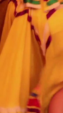 Dikey giyinmiş geleneksel Meksikalı dansçıya yaklaş.