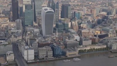 Londra şehrinin havadan görünüşü bir helikopterden gökyüzüne yükseliyor.