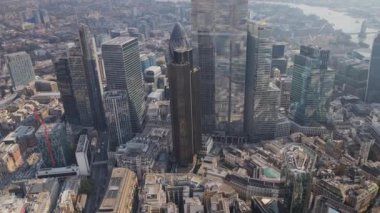 Londra şehrinin havadan görünüşü bir helikopterden gökyüzüne yükseliyor.