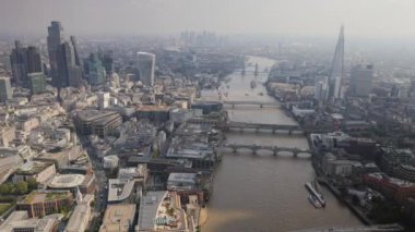 Londra şehrinin havadan görünüşü bir helikopterden gökyüzüne yükseliyor.