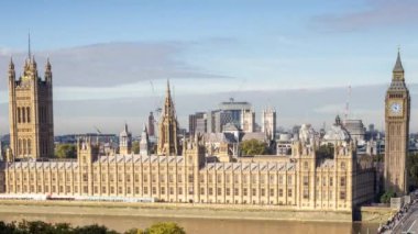 Parlamento binalarının, Thames Nehri 'nin ve Londra' daki Westminster Köprüsü 'nün zamanlaması.