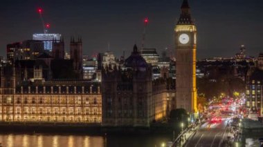 Parlamento binalarının, Thames Nehri 'nin ve Londra' daki Westminster Köprüsü 'nün zamanlaması.