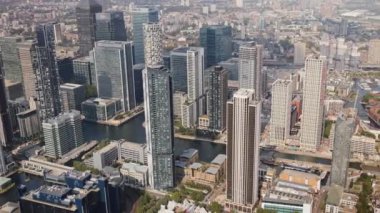 Londra rıhtımının havadan görünüşü kanarya iskelesinin silueti bir helikopterden
