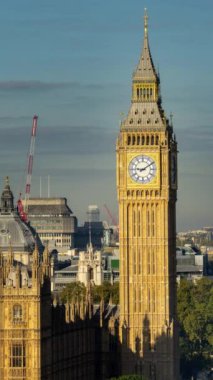 Londra 'daki ikonik büyük Ben saatinin zamanı, İngiltere dikey