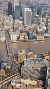 Londra şehrinin hava görüntüsü dikey bir helikopterden yükseliyor.