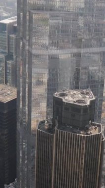 Londra şehrinin hava görüntüsü dikey bir helikopterden yükseliyor.