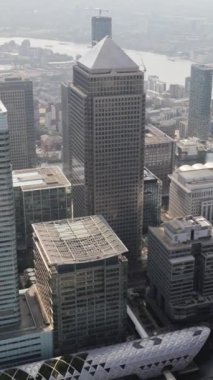 Londra rıhtımının havadan görünüşü kanarya iskelesinin ufuk çizgisi dikey bir helikopterden