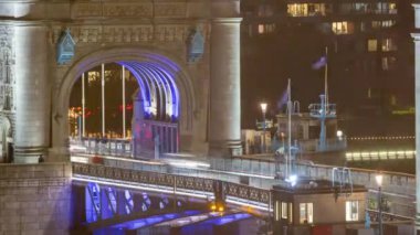 Gece vakti Londra 'daki Tower Bridge' in geniş açılı zaman çizelgesi.