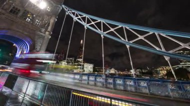 Gece vakti Londra 'daki Tower Bridge' in geniş açılı zaman çizelgesi.