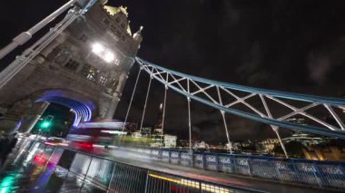 Gece vakti Londra 'daki Tower Bridge' in geniş açılı zaman çizelgesi.