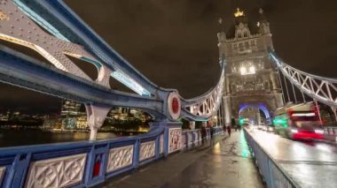 Gece vakti Londra 'daki Tower Bridge' in geniş açılı zaman çizelgesi.