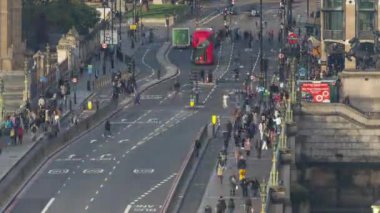 Trafiğin zamanlaması ve Westminster Köprüsü 'nden geçen insanlar parlamento, Londra, İngiltere' deki evlerin yanında.