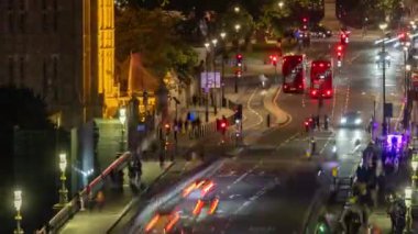 Trafiğin zamanlaması ve Westminster Köprüsü 'nden geçen insanlar parlamento, Londra, İngiltere' deki evlerin yanında.